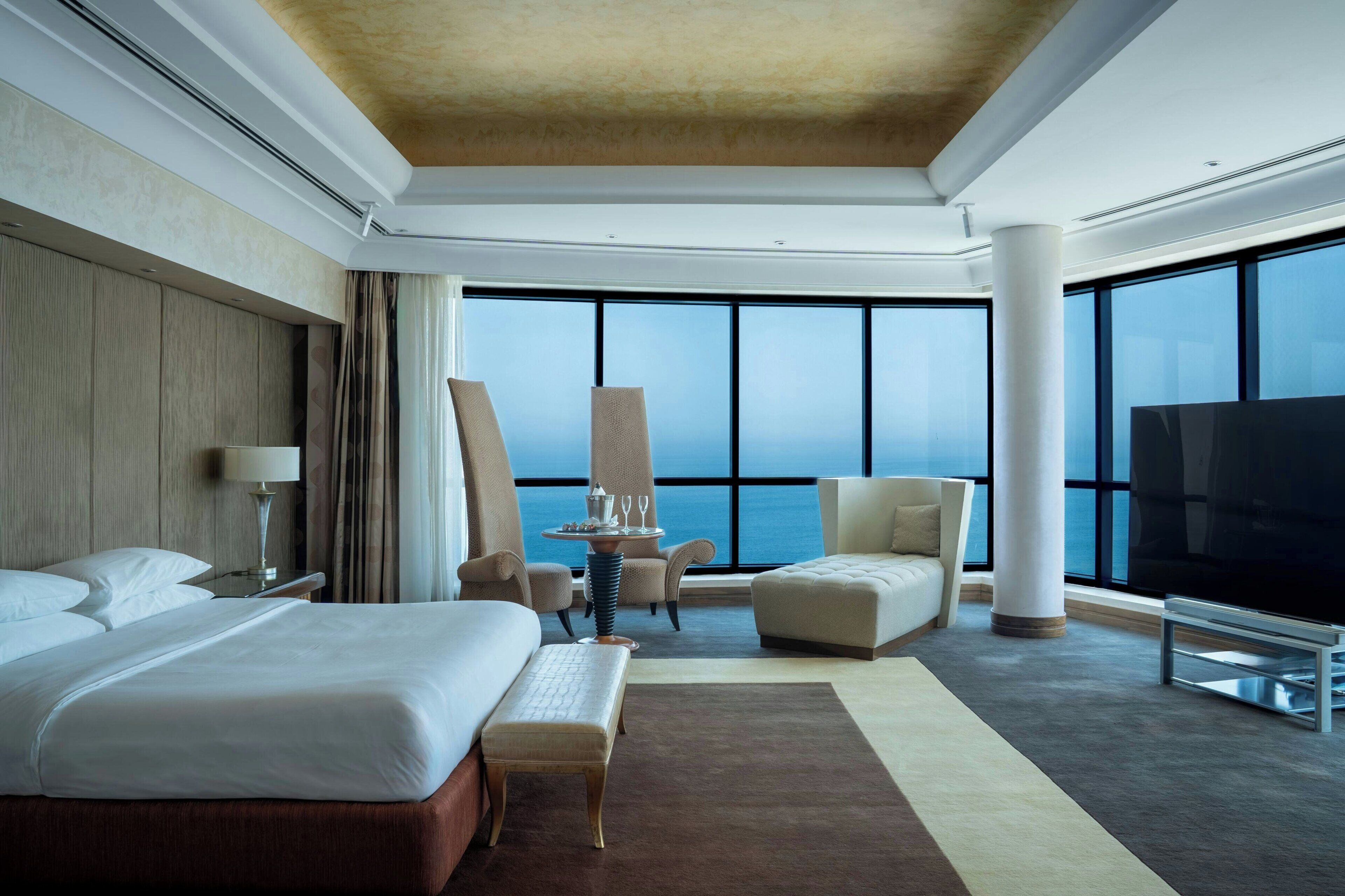 Bộ đồ giường cao cấp, nệm có lớp đệm bông, minibar 