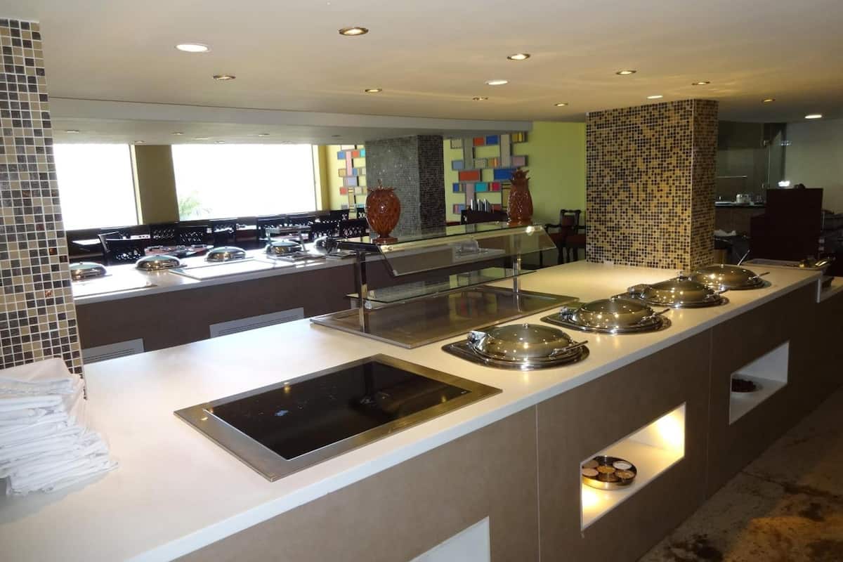 breakfast and lunch served, international cuisine