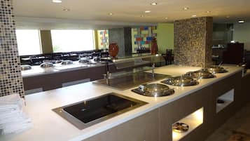 Breakfast and lunch served, international cuisine
