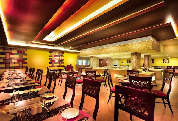 Breakfast and lunch served, international cuisine