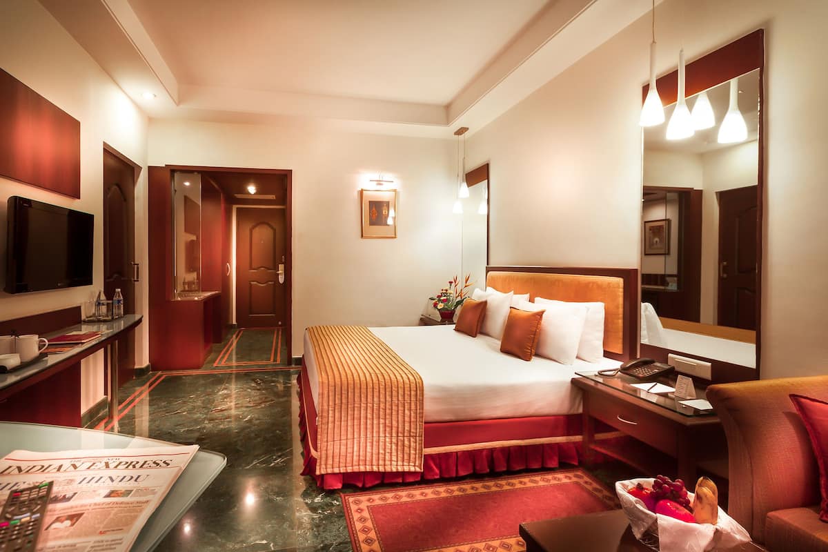 superior room | minibar, in-room safe, desk, laptop workspace