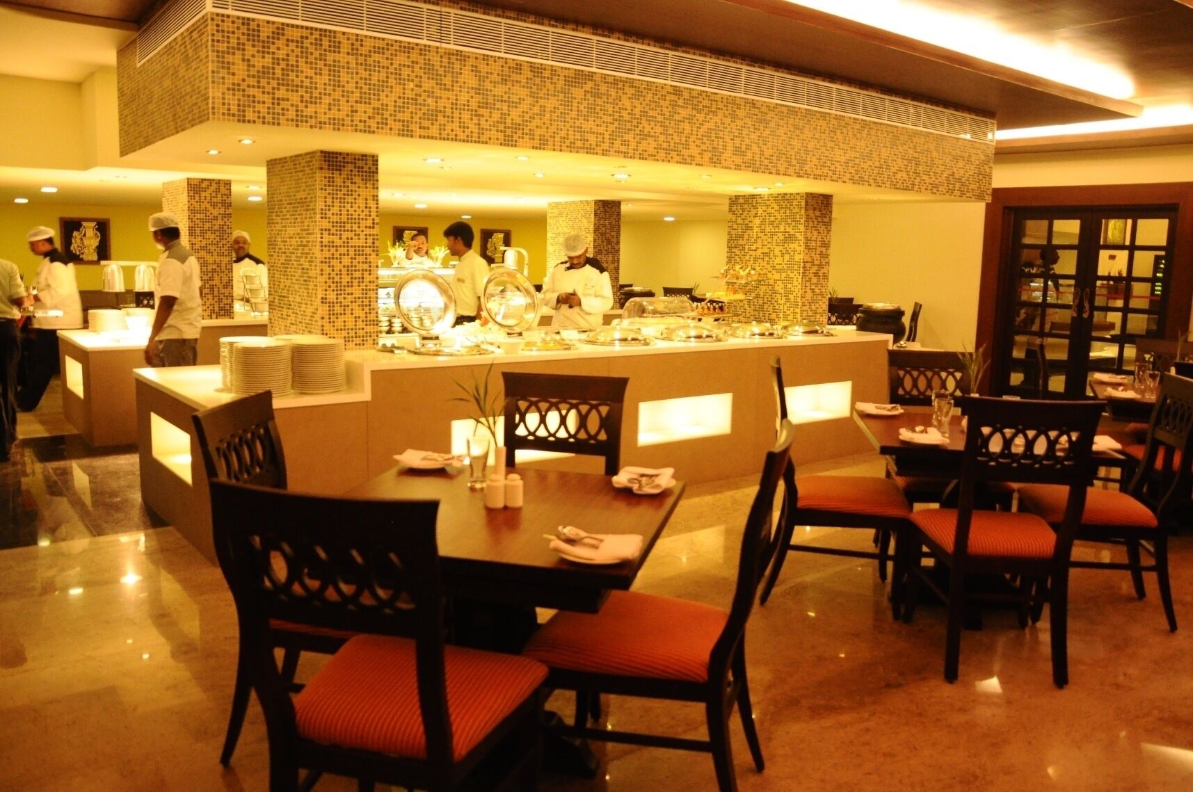 breakfast and lunch served, international cuisine