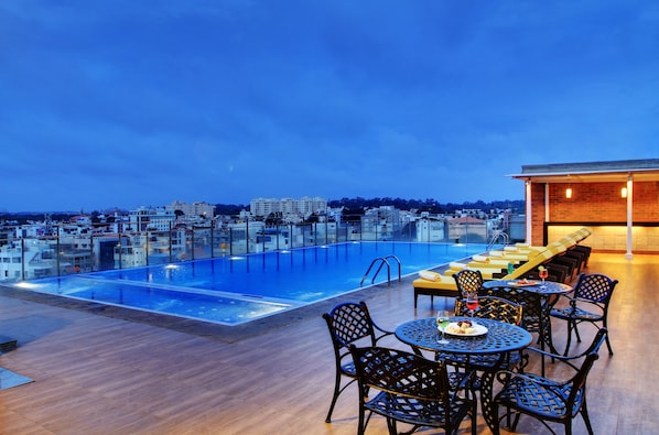 Outdoor pool, sun loungers - Hotel Royal Orchid Bangalore (Bengaluru)