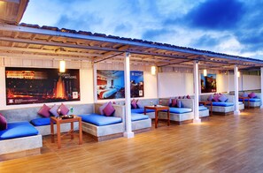 Outdoor pool, sun loungers - Hotel Royal Orchid Bangalore (Bengaluru)