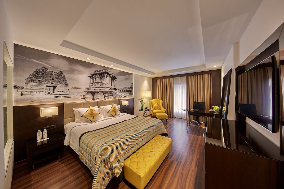 Royal Club Room | Memory foam -patjalliset sängyt, minibaari, tallelokero huoneessa
