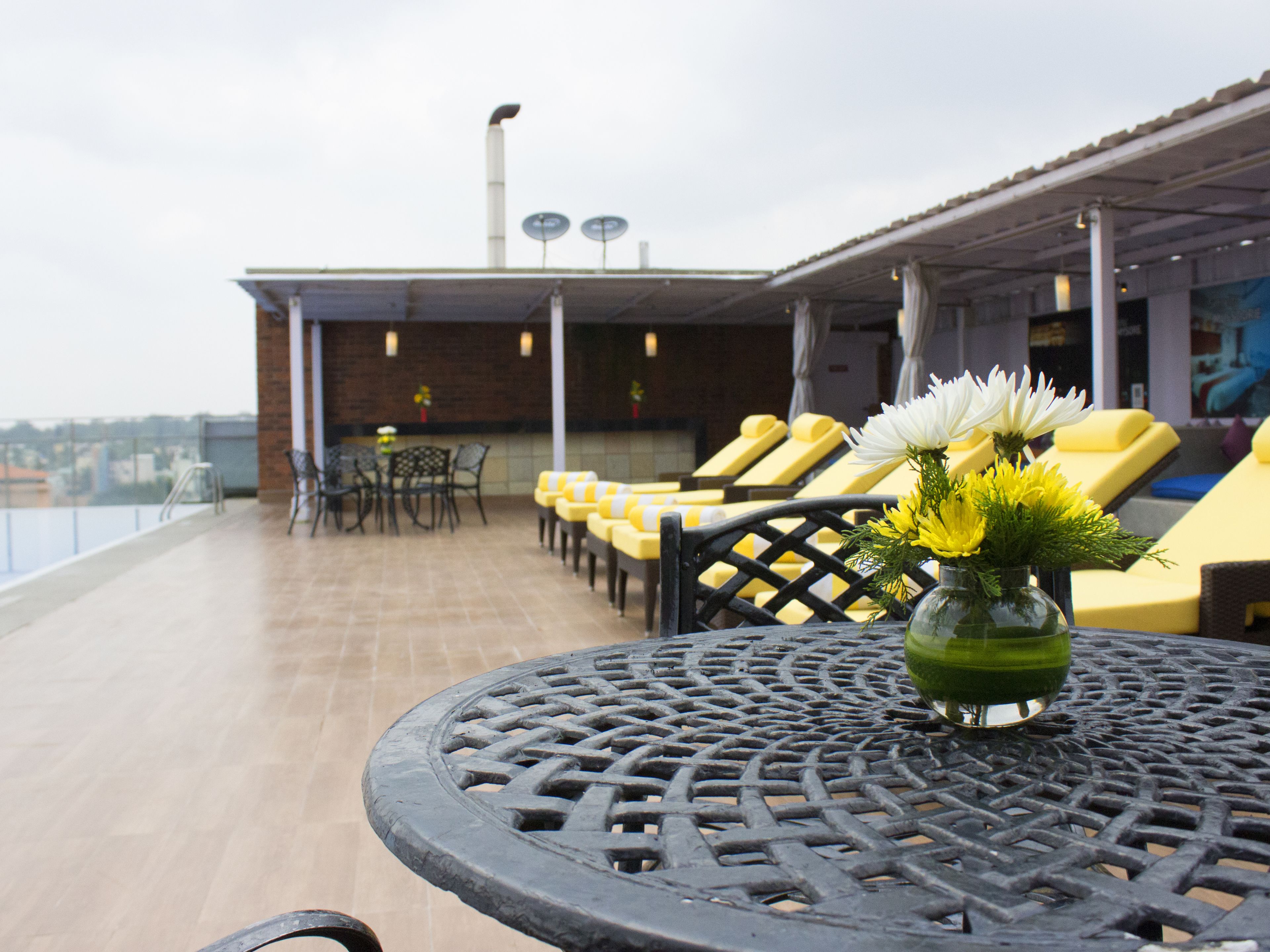 Utomhuspool och solstolar