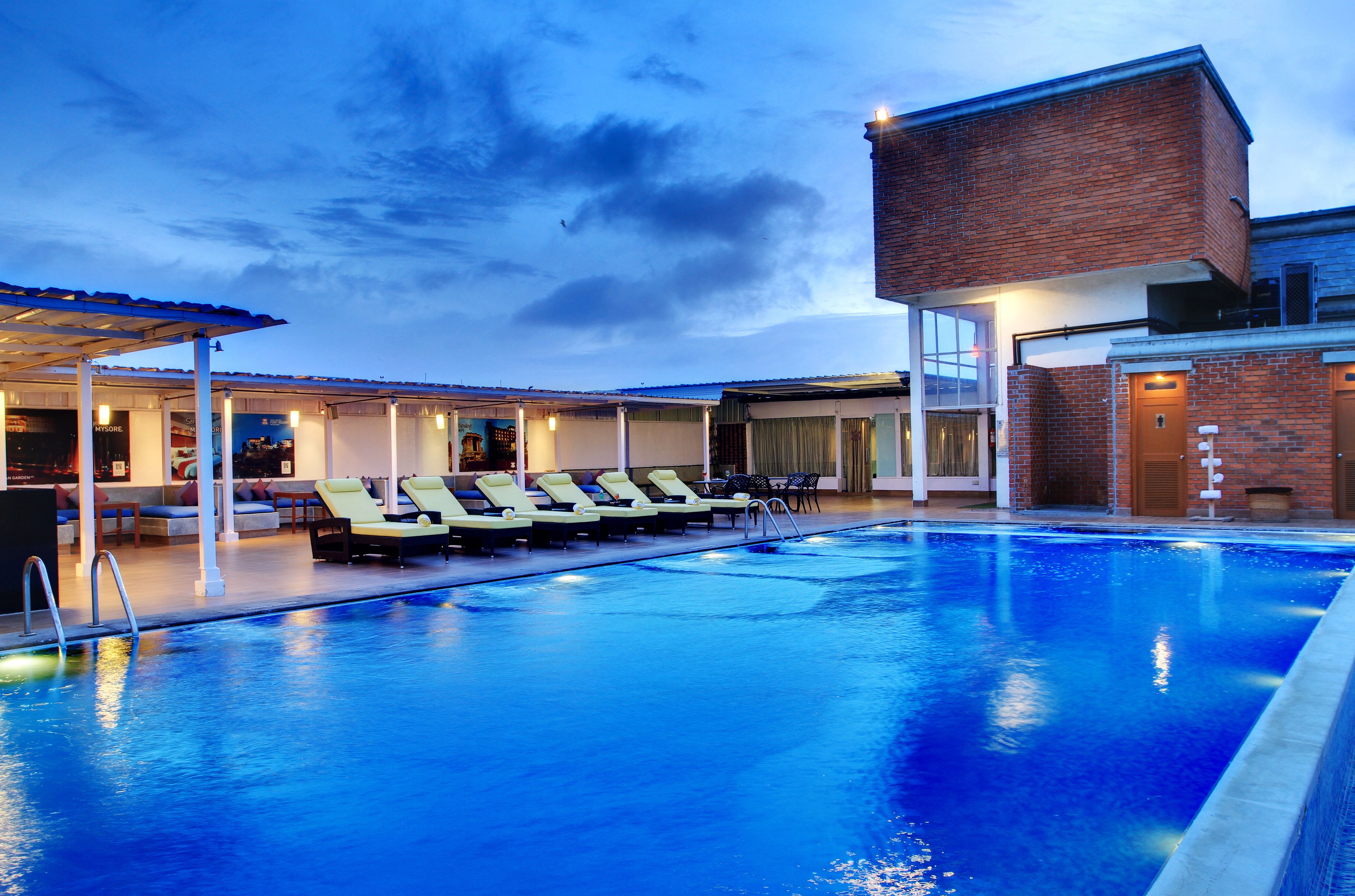 Utomhuspool och solstolar