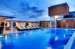 Piscina externa, espreguiçadeiras