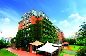 Front of property - Hotel Royal Orchid Bangalore (Bengaluru)