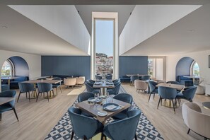 供應午餐和晚餐,葡萄牙料理,露天餐廳