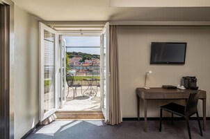 Minibar, in-room safe, individually decorated, individually furnished