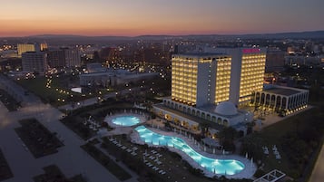 Experience the urban charm of this hotel, featuring a striking entrance and beautifully landscaped gardens.