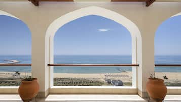 Minibar, caja de seguridad en la habitación y escritorio