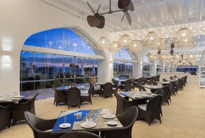 Se sirven desayunos y almuerzos, restaurante con mesas al aire libre 