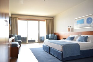 Suite – junior | Minibar, safe på rommet, skrivebord og blendingsgardiner