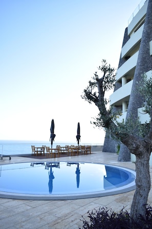 Indoor pool, outdoor pool, pool umbrellas, pool loungers - Madeira Regency Cliff (Funchal)