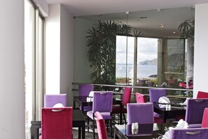 Breakfast, lunch, dinner served; Regional cuisine, sea views - Madeira Regency Cliff (Funchal)