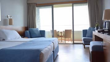 Minibar, safe på rommet, skrivebord og blendingsgardiner