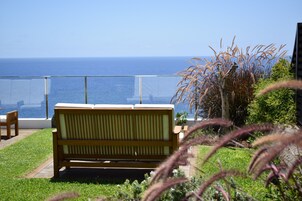 Un banc en bois avec vue sur l’océan.