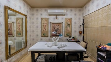 Couples treatment room(s), body treatments, deep-tissue massages