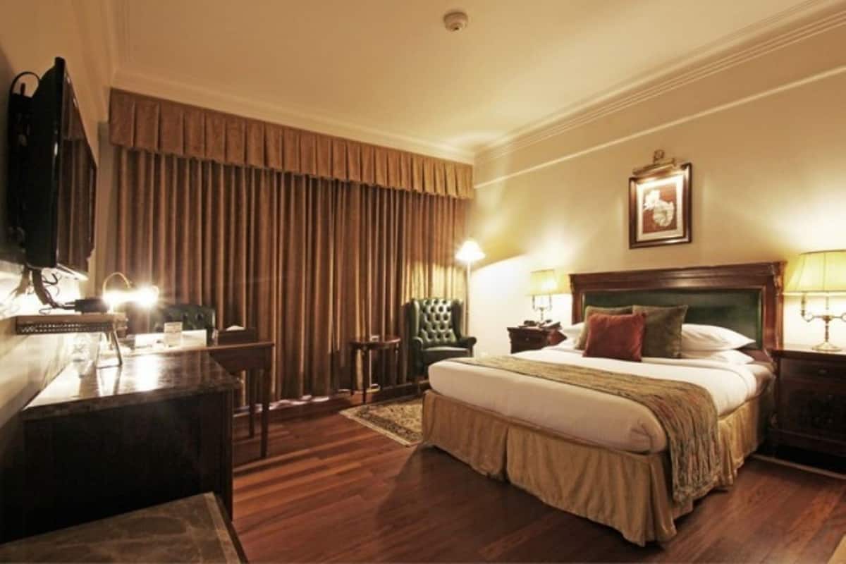 Premium bedding, pillow-top beds, minibar, in-room safe