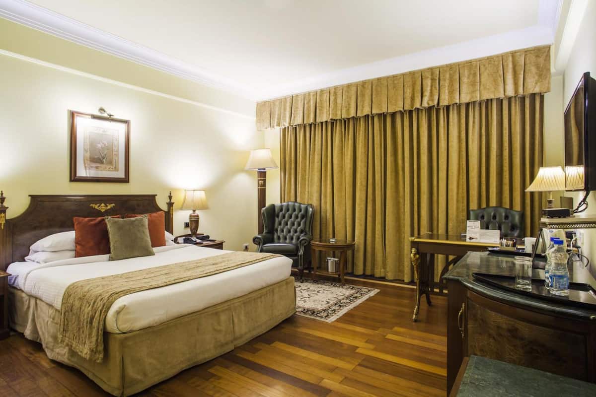 Premium bedding, pillow-top beds, minibar, in-room safe