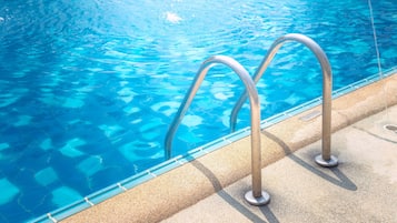 Piscine extérieure, parasols de plage, chaises longues