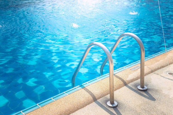 Piscine extérieure, parasols de plage, chaises longues