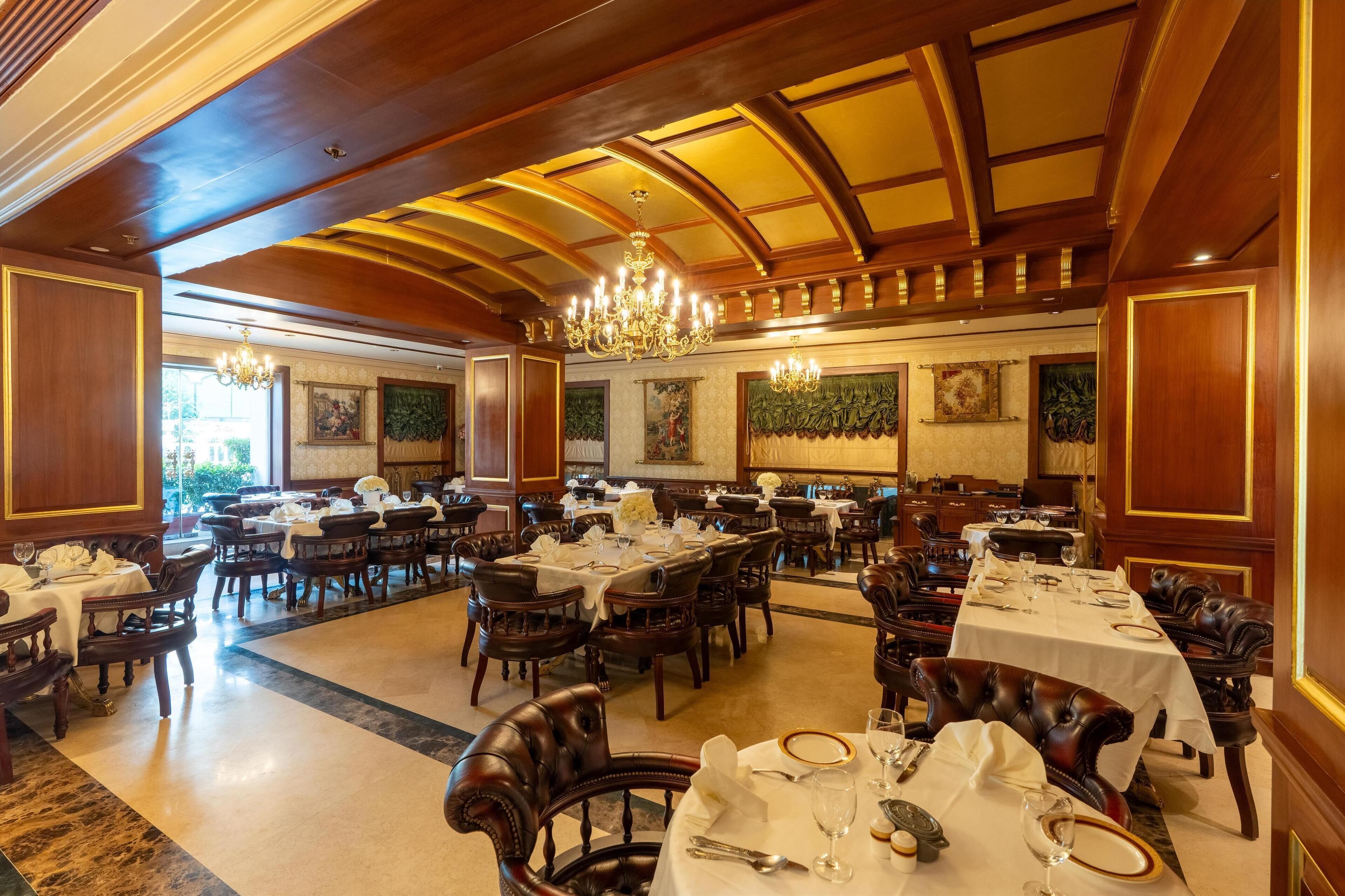 3 restaurants; breakfast, lunch and dinner served 