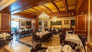 3 ristoranti; aperti a colazione, a pranzo e a cena