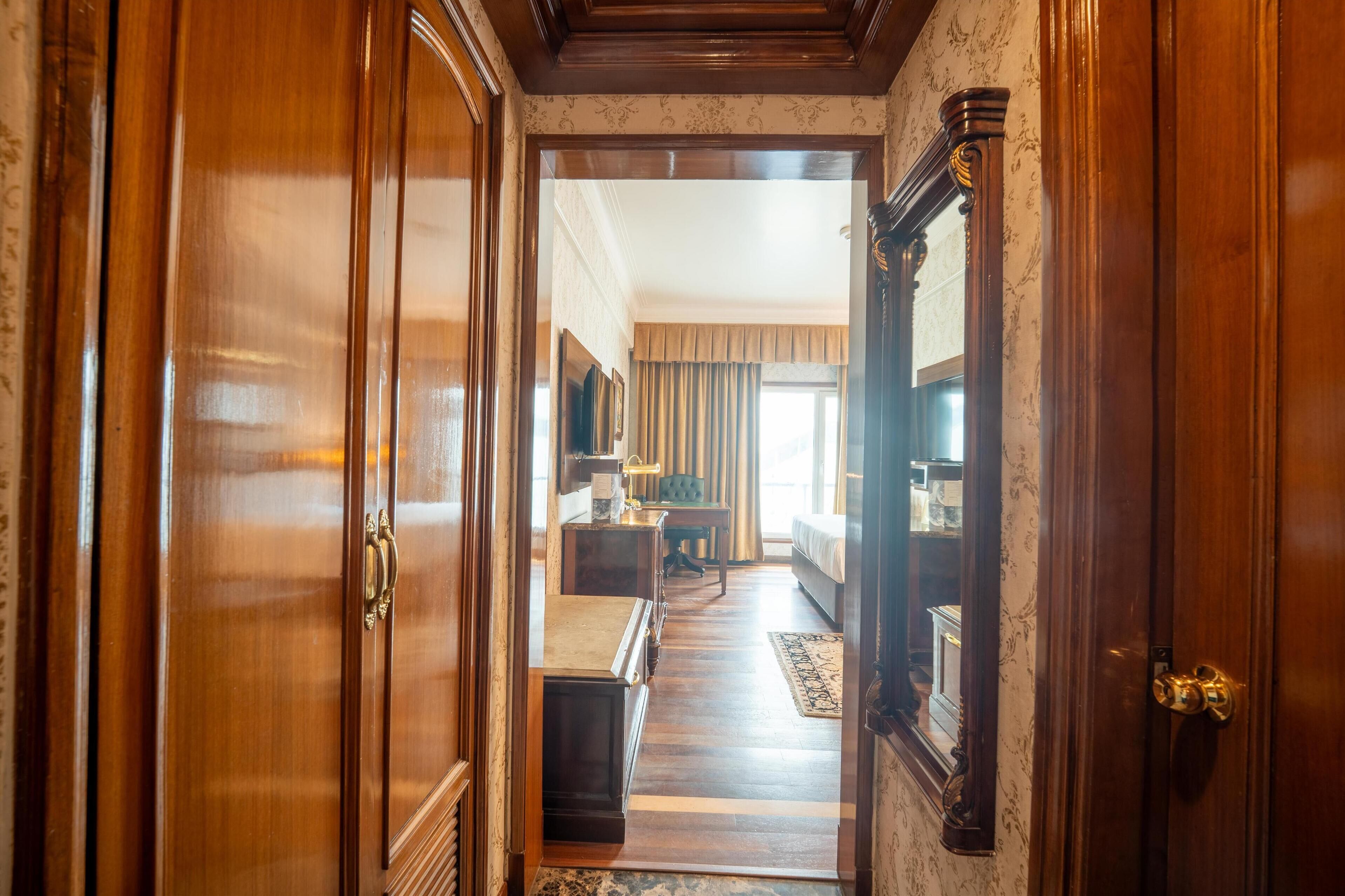 Premium bedding, pillow-top beds, minibar, in-room safe