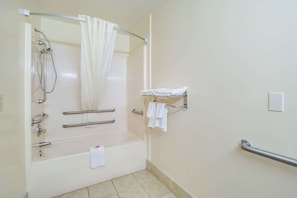 Bañera, secador de pelo y toallas