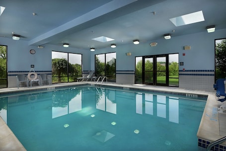 Una piscina techada. Hampton Inn Shrewsbury
