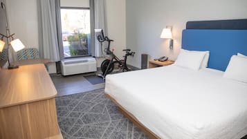 Zimmer, 1 King-Bett | Zimmersafe, Bügeleisen/Bügelbrett, kostenloses WLAN, Bettwäsche