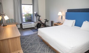 Room, 1 King Bed | In-room safe, iron/ironing board, free WiFi, bed sheets - Hampton Inn Shrewsbury (New Freedom)