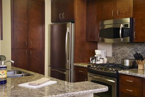 Apartment, 2 Bedrooms (Furnished) | Private kitchen | Fridge, microwave, oven, stovetop