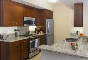 Appartement, 1 chambre (Furnished) | Cuisine privée | Réfrigérateur, four à micro-ondes, un four, surface de cuisson