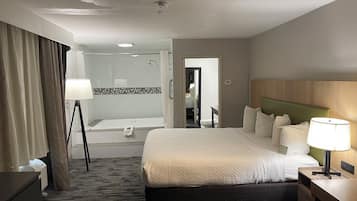 Suite, 1 très grand lit, non-fumeurs, baignoire à jets | Bureau, rideaux occultants, chambres insonorisées