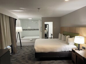 Suite, 1 cama de matrimonio grande, no fumadores, bañera de hidromasaje | Escritorio, cortinas opacas, sistema de insonorización