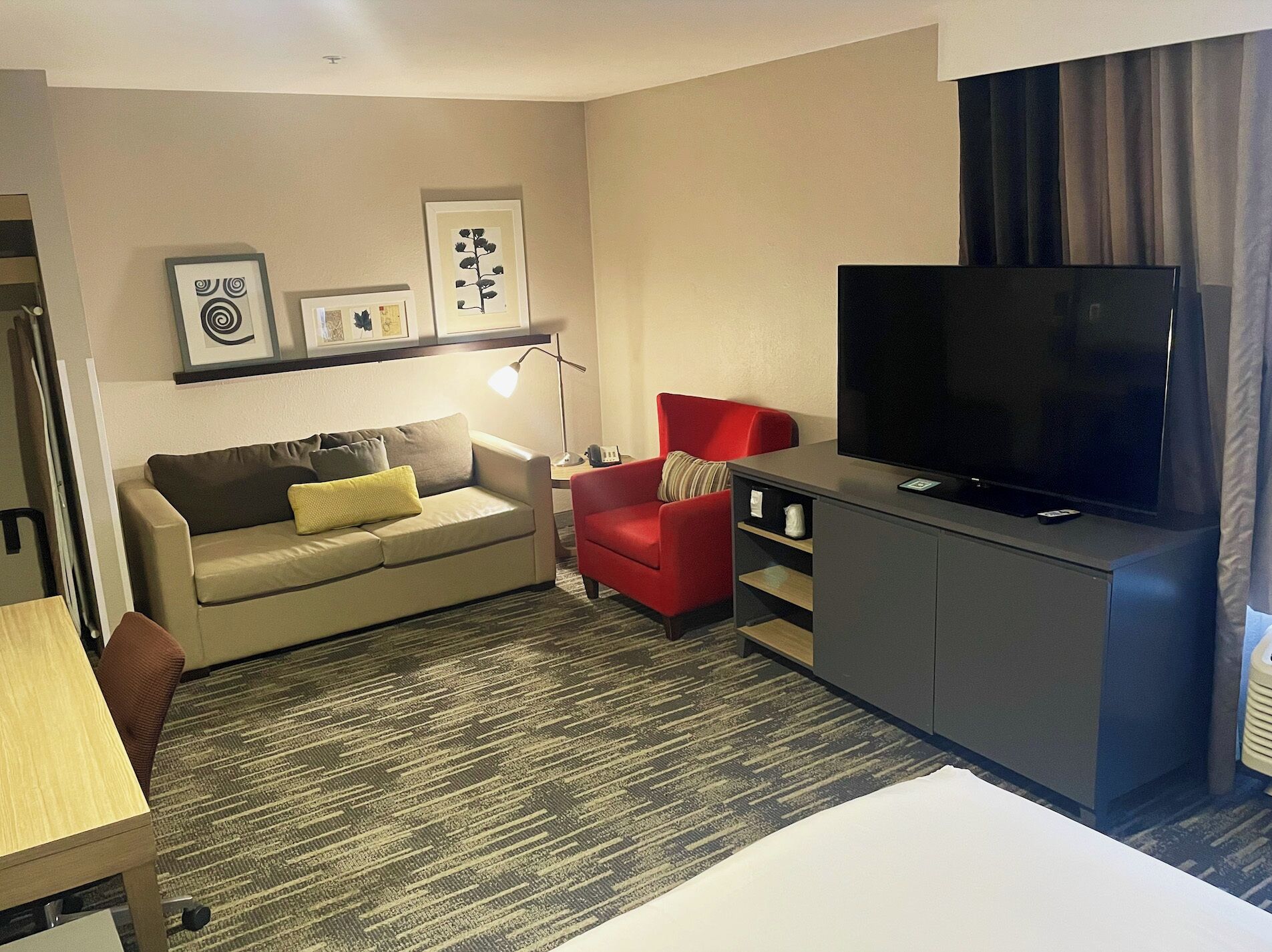 Sviitti, 1 suuri parisänky, tupakointi kielletty, poreamme | Työpöytä, pimennysverhot, äänieristys, silitysrauta/-lauta