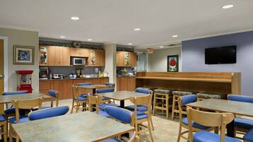 Café da manhã self-service grátis todos os dias