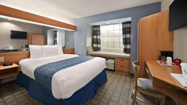 Desk, blackout curtains, iron/ironing board, free cots/infant beds - Microtel Inn & Suites by Wyndham Ponchatoula/Hammond (Ponchatoula)