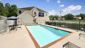 Outdoor pool - Microtel Inn & Suites by Wyndham Ponchatoula/Hammond (Ponchatoula)