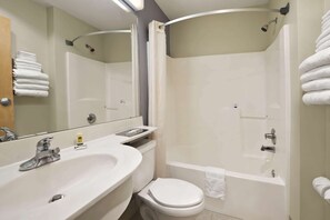 Combined shower/tub, free toiletries, hair dryer, towels