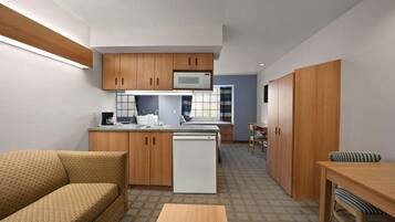 Studio Suite, 1 Queen Bed, Non Smoking | Desk, blackout drapes, iron/ironing board, free cribs/infant beds