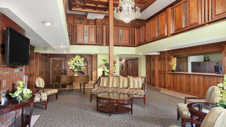 Ramada by Wyndham Saginaw Hotel & Suites