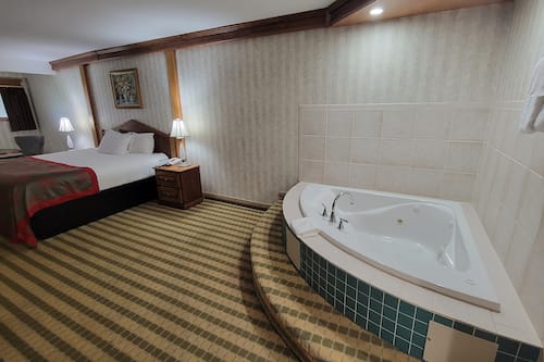 Deluxe Room, 1 King Bed, Non Smoking, Jetted Tub | Desk, laptop workspace, blackout drapes, iron/ironing board