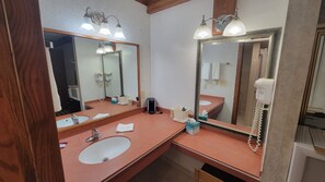 Deluxe-Zimmer, 1 King-Bett, Nichtraucher, Whirlpool | Badezimmer | Kostenlose Toilettenartikel, Haartrockner, Handtücher, Seife