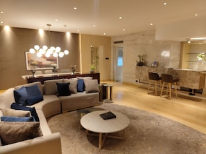 Signature-Suite, 1 King-Bett, Meerblick | Wohnbereich | LCD-Fernseher, Videospielkonsole, Pay-TV