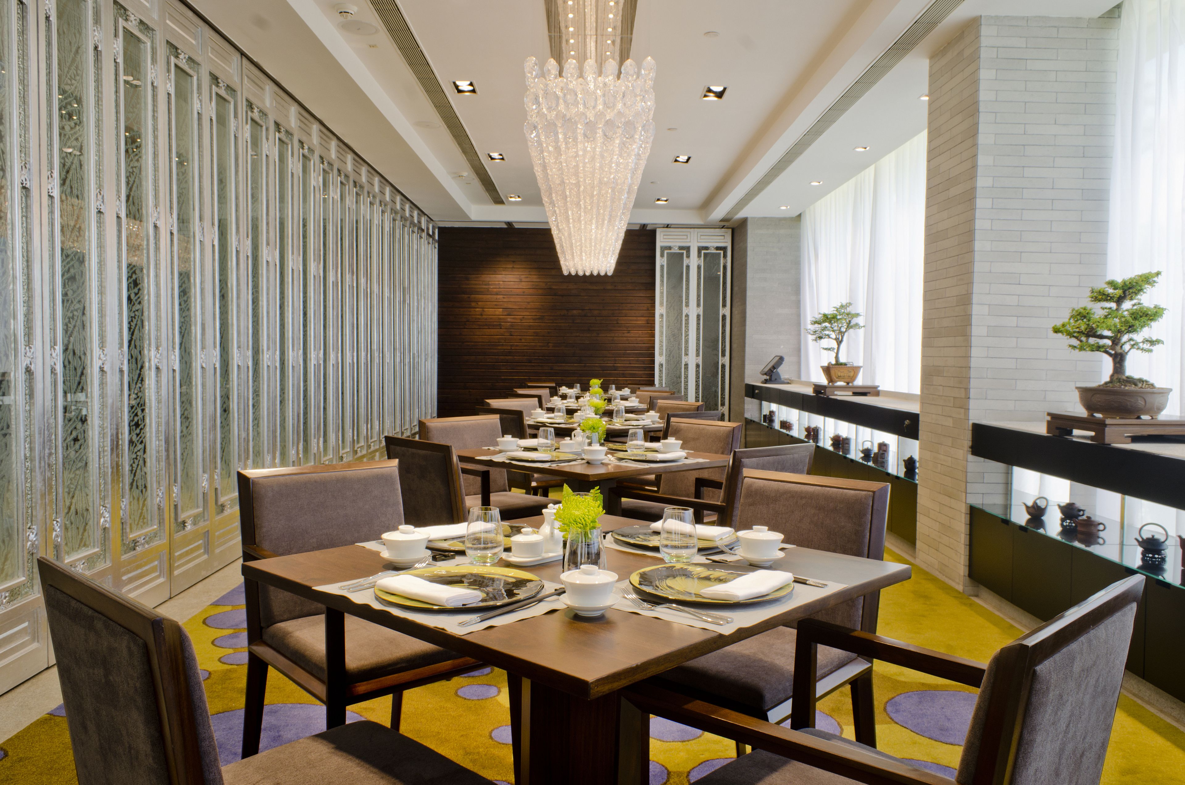 4 間餐廳，供應早餐、午餐和晚餐，國際料理